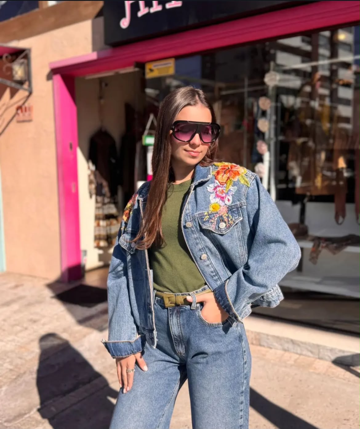 Look Hip Chick com jaqueta jeans bordada e calça jeans