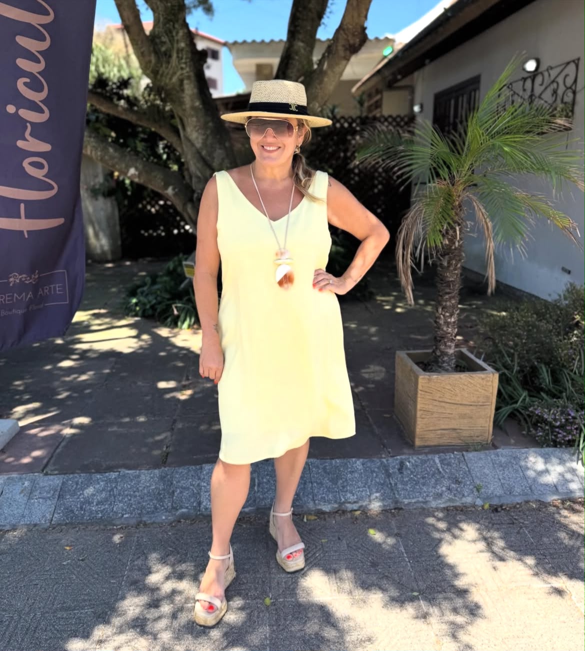 Look Hip Chick com vestido amarelo claro e chapéu