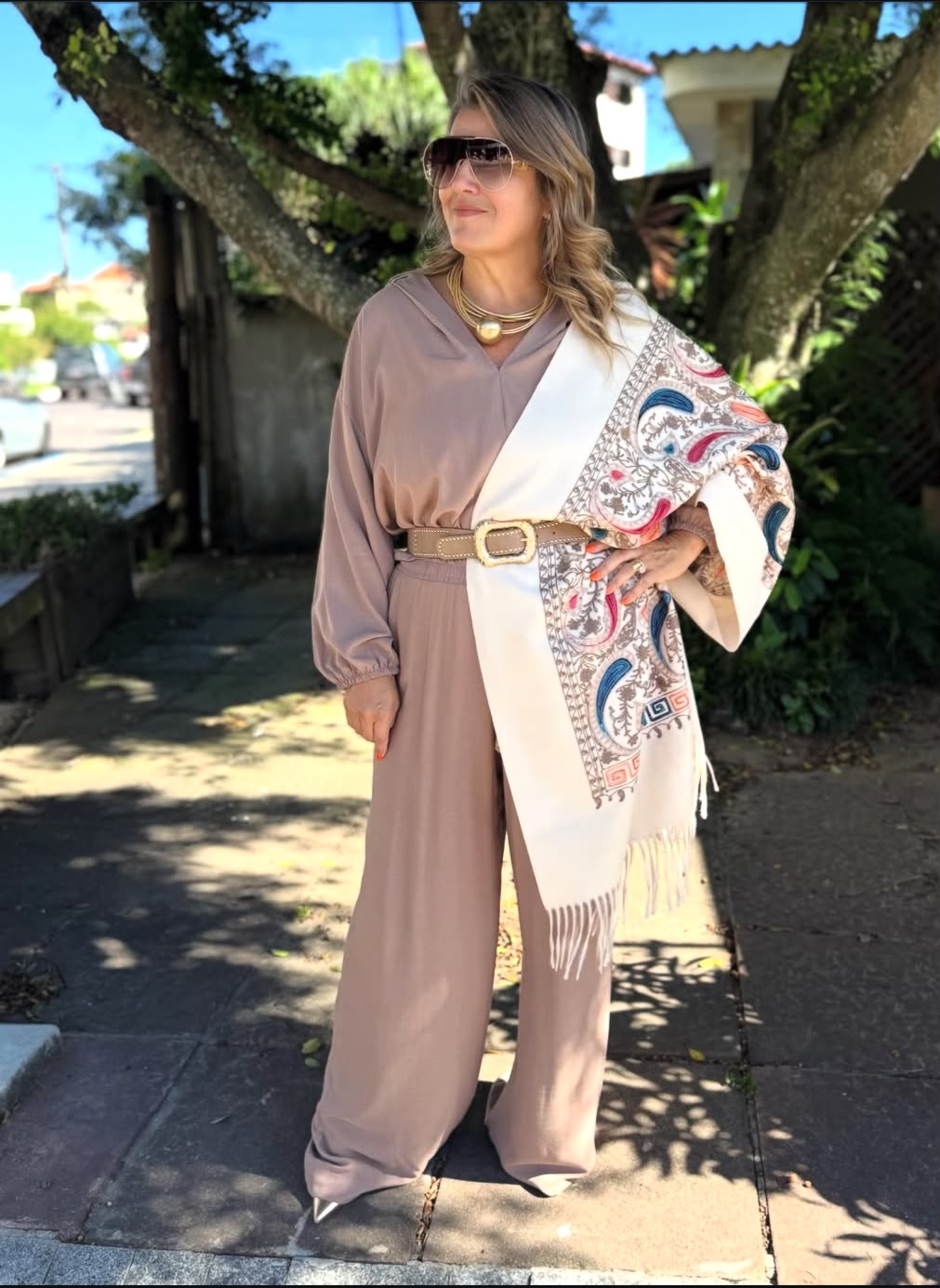 Look Hip Chick em tons neutros com lenço estampado