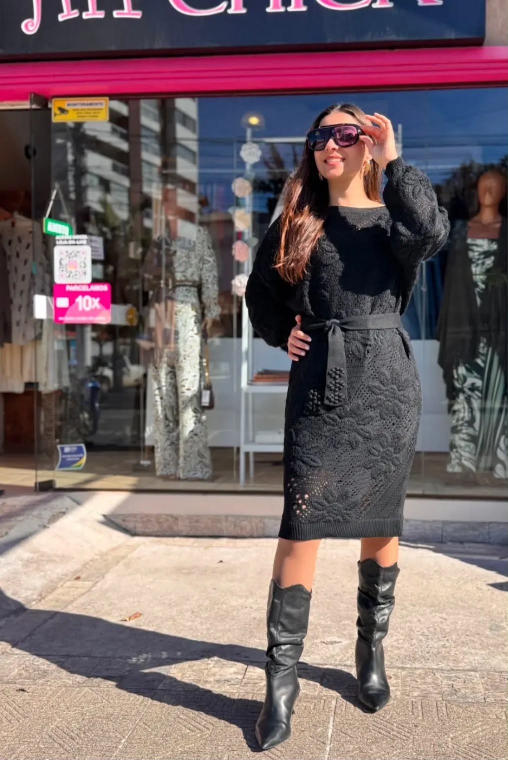 Look Hip Chick com vestido preto e botas